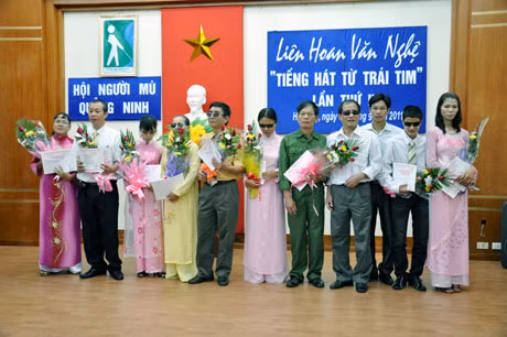 Ban Tổ chức trao giải cho các tiết mục xuất sắc.