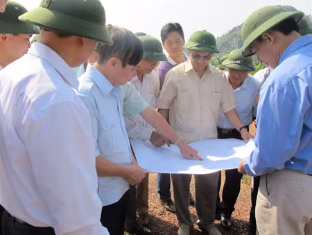 Đồng chí Đặng Huy Hậu, Phó Chủ tịch UBND tỉnh (thứ 3, phải sang) cùng đoàn công tác thị sát khu vực khai thác đá vôi làm vật liệu xây dựng tại xã Yên Đức, huyện Đông Triều.