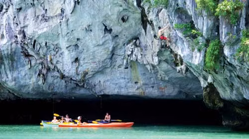 Những điểm chân núi bị sóng biển xâm thực tạo thành hõm sâu, hay trước cửa động là nơi lý tưởng cho môn thể thao tìm cảm giác mạnh này