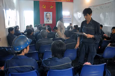 Công ty Than Mạo Khê - Vinacomin tuyên truyền đảm bảo an toàn, PCCN trước mỗi ca sản xuất.