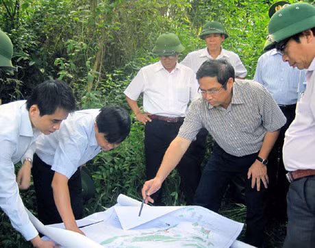 Đồng chí Bí thư Tỉnh ủy kiểm tra việc quy hoạch Dự án Sân bay Vân Đồn.