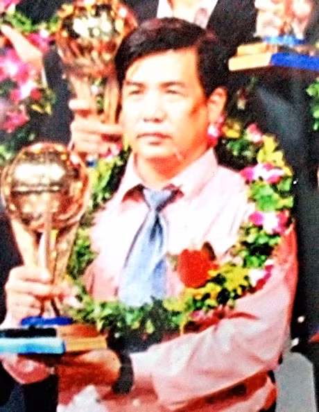Nguyễn Đức Tuyện nhận giải thưởng Bạch Thái Bưởi tại Hà Nội năm 2009.