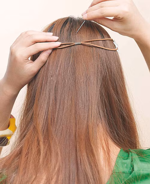 Chuẩn bị một chiếc cài hoa và dùng kẹp ghim cố định phần phía sau.