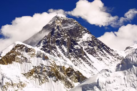 Với độ cao 8.850 m và thuộc dãy Himalaya, Everest không những là ngọn núi cao nhất tại châu Á, mà còn được gọi là "nóc nhà của thế giới".