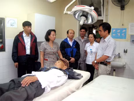 Đồng chí Vũ Thị Thu Thủy, Phó Chủ tịch UBND tỉnh kiểm tra công tác đối phó với cơn bão số 5 của Bệnh viện Việt Nam -Thụy Điển Uông Bí