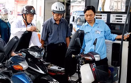 Xăng dầu là mặt hàng nhạy cảm, ảnh hưởng tới mọi mặt đời sống xã hội và an ninh năng lượng quốc gia.