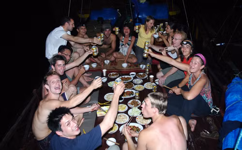 Sau một ngày leo núi tìm cảm giác mạnh, các thành viên của Viet Climb cùng thư giãn: 1... 2... 3... dzô!