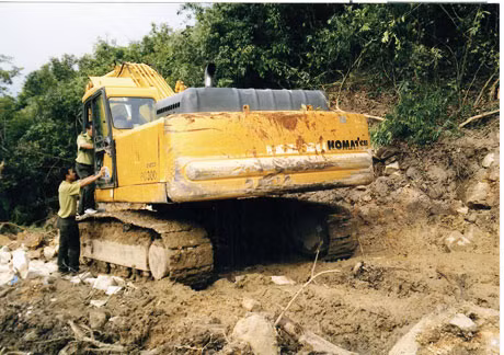 Máy xúc của đối tượng mở đường khai thác than trái phép bị tạm giữ.