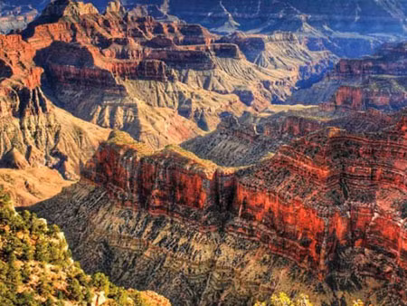 Grand Canyon (hẻm núi lớn) là khe núi dốc được tạo ra bởi sông Colrado cắt ra từ hàng triệu năm về trước ở bang Arizona của Mỹ. Độ dài của Grand Canyon 446km, rộng 0,4 - 24 km và sâu hơn 1.600 m