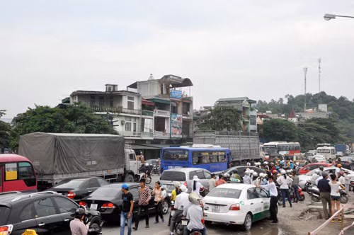 Giao thông tại Quốc lộ 18A bị ùn tắc trong nhiều giờ