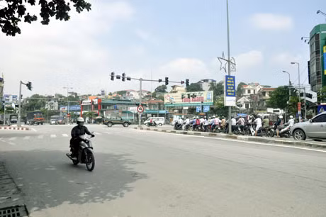Mở rộng và lắp thêm các đèn tín hiệu giao thông ở ngã tư Loong Toòng (TP Hạ Long) đã giúp cho giao thông khu vực này thông thoáng và thuật tiện.