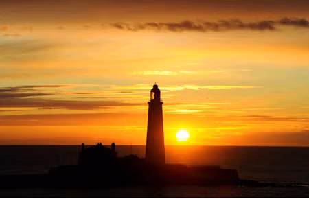 Nắng nhuộm vàng ngọn hải đăng St Mary ở Whitley Bay, North Tyneside.