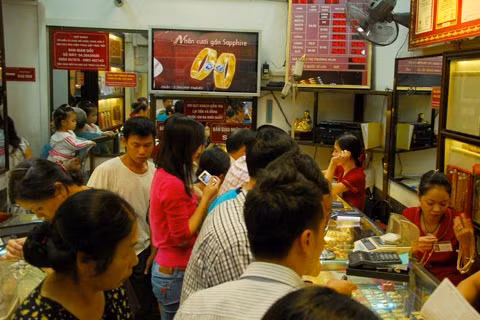 Giao dịch sôi động trở lại khi giá vàng trong nước giảm sâu về vùng trên 46 triệu đồng một lượng. Ảnh: Công Tâm.