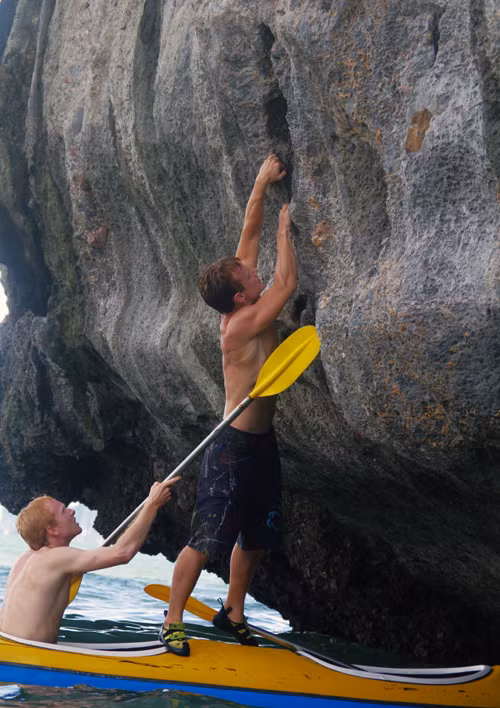 Các thành viên CLB dùng thuyền kayak tiếp cận chân núi, nơi bắt đầu cuộc chinh phục