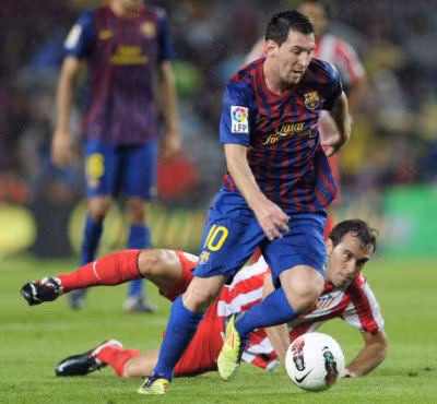 Messi đi bóng qua hậu vệ Atletico trong trận đấu thắng 5-0.