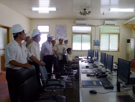 Kiểm tra trung tâm điều khiển Nhà máy Xi măng Lam Thạch II