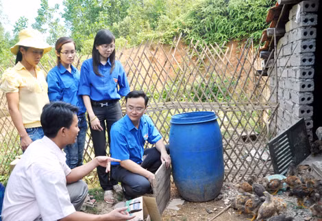 Đoàn viên thanh niên hỗ trợ mô hình nuôi gia cầm cho hộ nghèo và hướng dẫn kỹ thuật chăn nuôi