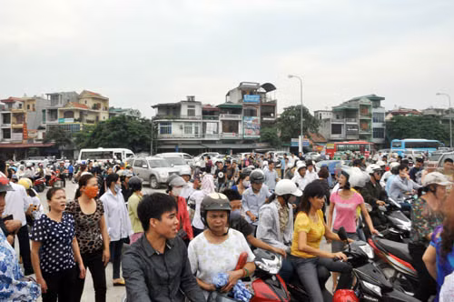 Lượng người dân kéo về Metro Hạ Long quá đông dẫn đến tình trạng ùn tắc