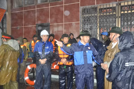Phó Chủ tịch UBND tỉnh Nguyễn Văn Thành trực tiếp chỉ đạo chống bão tại Vân Đồn.