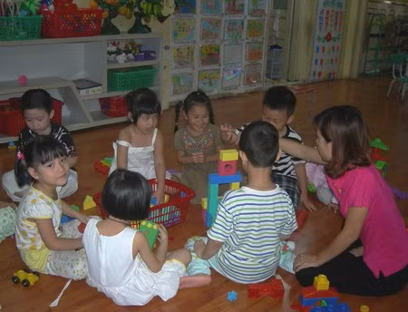 Dù ở trường hay ở nhà, biện pháp quan trọng nhất để phòng bệnh cho trẻ là giữ vệ sinh sạch sẽ môi trường, đồ chơi, đặc biệt bàn tay của trẻ và người chăm sóc. Ảnh: Nam Phương