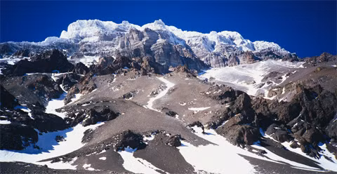 Nằm ở phía tây Argentina và gần Chile, Aconcagua là ngọn núi cao nhất khu vực Nam Mỹ với độ cao 6.959 m. Đây cũng được coi là ngọn núi cao nhất ở bán cầu tây.