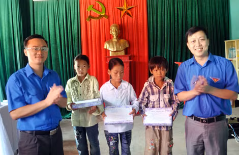 Đoàn TN cơ quan DCĐ tỉnh tặng quà cho các em em học sinh có hoàn cảnh khó khăn