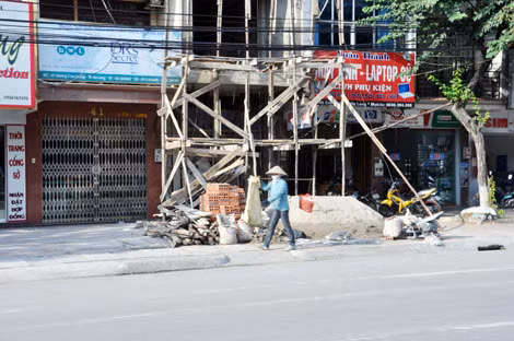 Vỉa hè thành nơi tập kết vật liệu xây dựng của người dân