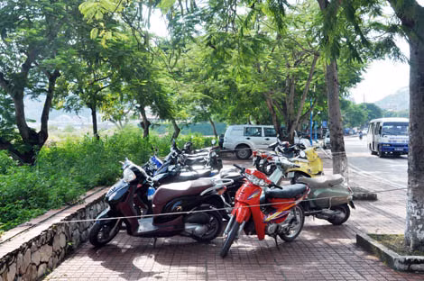 Vỉa hè cũng thành nơi đỗ xe của Ngân hàng TMCP Sài Gòn Thương Tín 