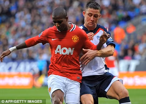 Gary Cahill (áo trắng)