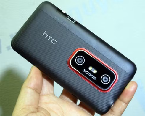 Mặt sau có 2 camera chụp ảnh và quay video dạng ba chiều.