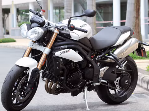 Triumph Speed Triple 2011 với động cơ 3 xi-lanh dung tích 1.050 phân khối.