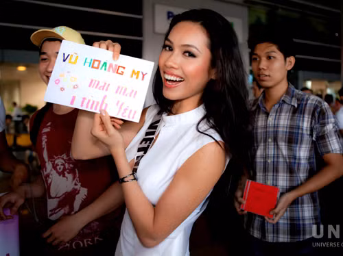 Cô hạnh phúc vì có nhiều fan tới đón mình. Hoàng My khoe món quà các bạn trẻ tự làm để thể hiện tình cảm yêu mến dành cho cô.