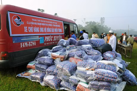 Xe chở hàng cứu trợ của Hội VHDN TP Uông Bí tới xã Lương Sơn, huyện Hương Sơn (Hà Tĩnh).
