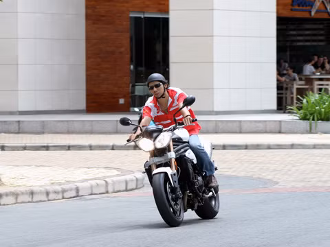 Triumph Speed Triple linh hoạt, dễ dàng đánh lái ngay cả khi lưu thông chậm trên những đoạn đường đông đúc. Tay lái cũng trở nên chắc chắn, an toàn khi xe vận hành với tốc độ nhanh. 