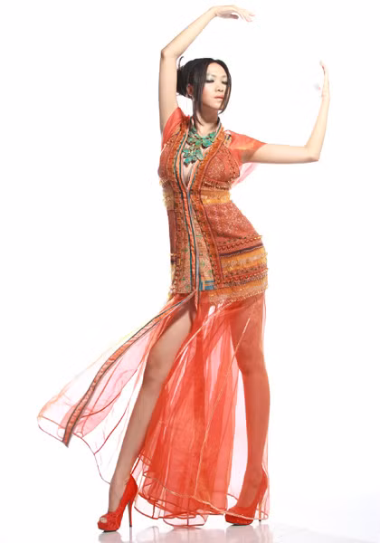 Chương trình thời trang được tổ chức với sự tham gia của 9 nhà thiết kế châu Á, đến từ Nhật Bản, Hàn Quốc, Trung Quốc, Ấn Độ, Thái Lan, Singapore, Malaysia, Indonesia, Việt Nam, diễn ra vào 3/10 trong khuôn khổ của Lễ hội nước, tại Liễu Châu, Trung Quốc.
