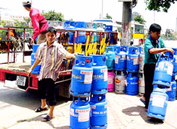 Giá gas giảm 10.000 đồng. Ảnh: Hoàng Hà