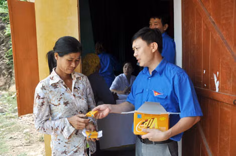 Đồng chí Nguyễn Danh Văn, Bí thư Đoàn thanh niên cơ quan DCĐ tỉnh tuyên truyền tác hại và các phòng chống của bệnh HIV/AIDS