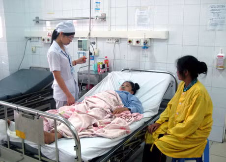Chị Đinh Thị Lường, hộ nghèo ở thôn 8, xã Quảng Chính (Hải Hà) được chữa bệnh tại Khoa hồi sức cấp cứu, Bệnh viện Đa khoa tỉnh.