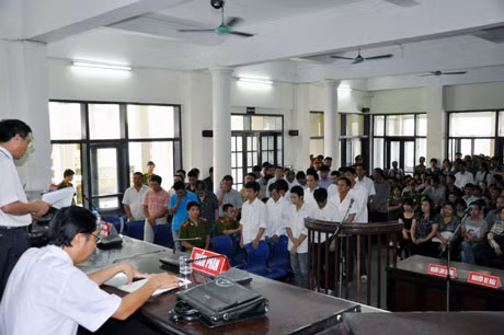 Các bị cáo trước vành móng ngựa.