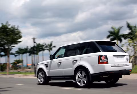 Range Rover Sport Superchaged nổi bật trên đường phố với màu trắng.