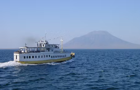 Một chiếc phà tại Indonesia. Ảnh: mizozo.com.