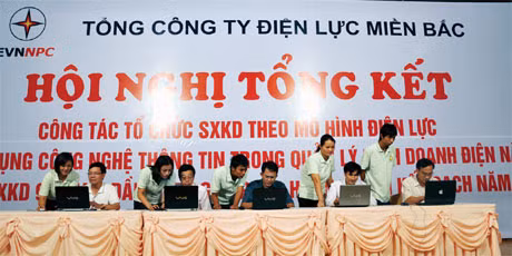 Lãnh đạo các công ty điện lực miền Bắc bầu chọn Vịnh Hạ Long là kỳ quan thiên nhiên thế giới. Ảnh: THU HƯƠNG