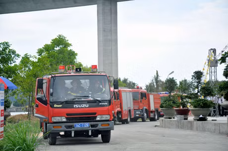 Phòng Cảnh sát PCCC và Cứu nạn, cứu hộ Công an tỉnh tổ chức diễn tập phương án chữa cháy bằng các phương tiện hiện đại.