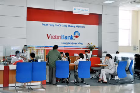 Các ngân hàng vẫn đáp ứng cơ bản nhu cầu vay vốn phát triển sản xuất của khách hàng. Trong ảnh: Khách hàng giao dịch tại Ngân hàng Công thương TP Uông Bí.