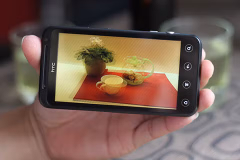 Màn hình 3D trên smartphone phải nhìn một góc xác định mới rõ hiệu ứng. Ảnh: Quốc Huy.