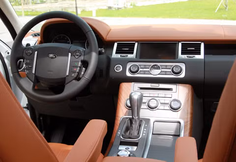 Khoang lái của Range Rover Sport Superchaged 2011.