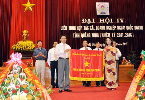 Đồng chí Vũ Thị Thu Thuỷ thừa quyền tặng cờ thi đua hạng nhất của Chính phủ cho Công ty Cổ phần Tập đoàn Hoàng Hà