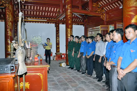 Tuổi trẻ Quảng Ninh báo công với Bác Hồ tại Nhà lưu niệm Chủ tịch Hồ Chí Minh trên đảo Cô Tô, tháng 9-2011.