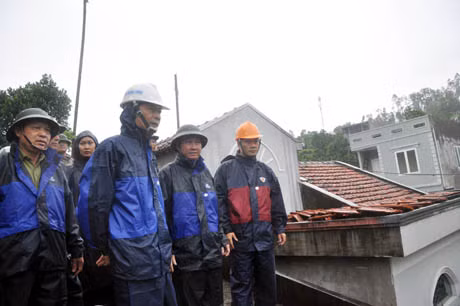 Đồng chí Nguyễn Văn Đọc, Chủ tịch UBND tỉnh Quảng Ninh và lãnh đạo TP Hạ Long có mặt tại hiện trường kiểm tra, xử lý sự cố