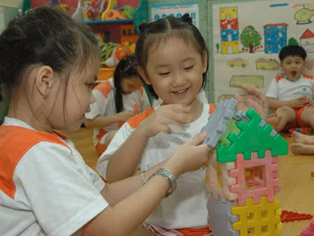 Cho trẻ đi dạo bên ngoài hoặc tham gia các trò chơi xếp hình, gấp giấy...cũng là những cách rất tốt giúp trẻ phát triển toàn diện.